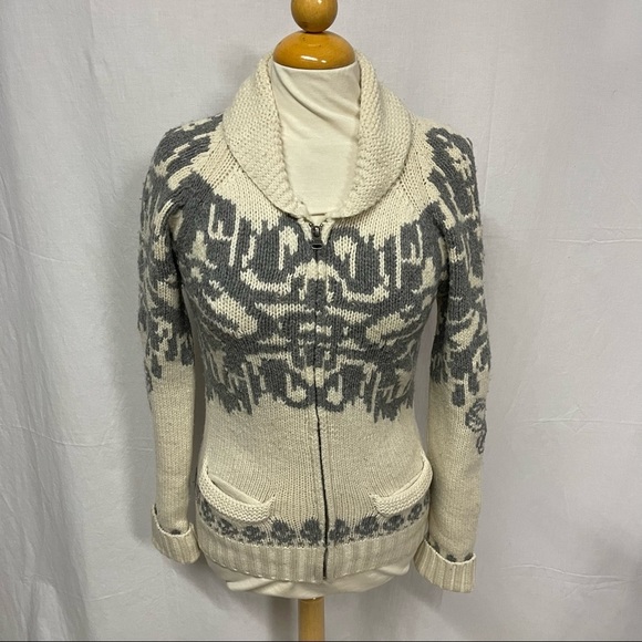 TNA Sweaters - Aritzia TNA Lambswool Sweater.